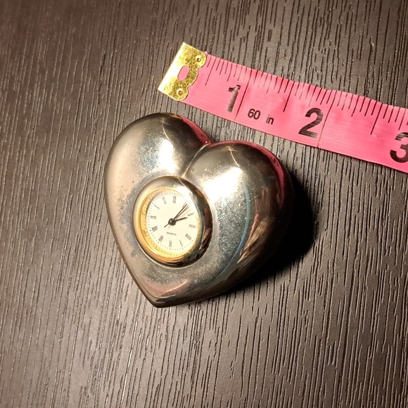 heart-shaped quartz desk clock that also functions as a paperweight - Picture 8 of 8